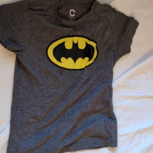Batman tröja  - Bra skick men saknar en mantel 