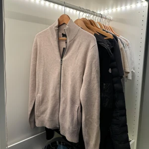 Massimo dutti fullzip - Säljer en helt ny massimo dutti fullzip, den är i  10/10 skick och helt oanvänd, storlek M. Perfekt nu till hösten, hör av dig vid minska fråga 🍁⭐️