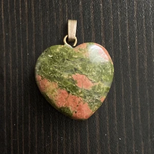 Hjärtformat hänge unakit, halvädelsten, ädelsten, grön, röd, bohemisk, boho, hjärta - Hjärtformat hänge utav unakit. Bredd: 2 cm.