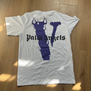 Palm angels x vlone t shirt - Riktigt fet Palm angels x vlone collab. Aldrig använd, skick 10/10. Dm för mer info. Pris kan diskuteras, snabb affär = lägre pris! Sitter some en stor M liten L