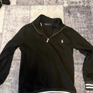Polo half zip (knappast använd) - Knappast använd vid snabb affär kommer vi överens över pris 😃