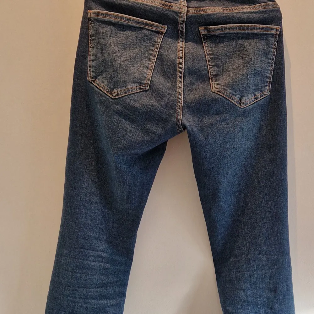 blå bootcut jeans, aldrig använda💕. Jeans & Byxor.