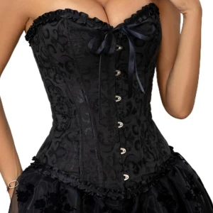 Korsett svart - Säljer min svarta amazon korsett som endast blivit testad, perfekt nu till halloween, kan skickas iväg snabbt så den hinner komma fram i tid 💗köpt för 300 men säljer dyrare då frakten kostade mig väldigt mycket 