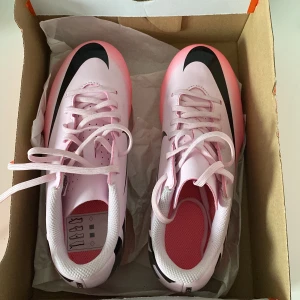 Fotbollsskor - Fotbollsskor gräs och konstgräs,junior Endast använda en gång Köpta för 600 kr Storlek:36