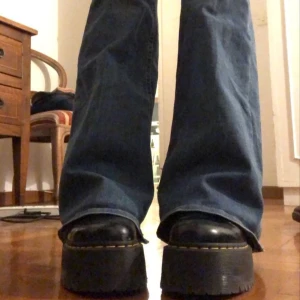 Dr martens plattform skor i lack - Köpta sent 2021 för 2000kr  Änvända ungefär 5 gånger  Kan mötas upp i Sthlm  Kan diskutera priset 