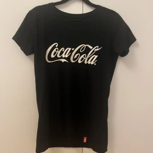 Coca cola tröja  - Tröja från Coca-Cola, använd fåtal gånger. Köpare står för frakt.