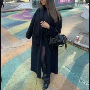 Svart kappa - Säljer denna kappa/kimono! Jätte fin och söt, säljer då jag hellre vill ha en i grå eller beige istället så om någon har det är jag öppen för byte!