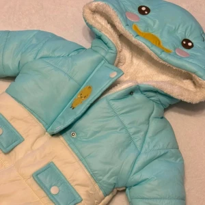 Barn jacka  - Barn jacka, klär 1 åring. Någon fläck finns. 