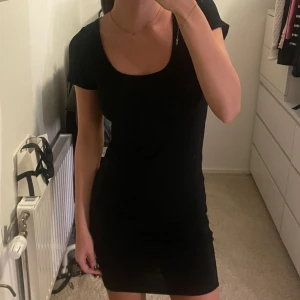 Svart klänning från mbyM - Säljer en stilren svart klänning från mbyM i storlek S. Den är kort och tight med korta ärmar, perfekt för en utekväll, fest eller vardags. Klänningen är i bra skick och har en enkel design som passar till många tillfällen.