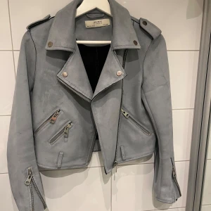 Grå/blå mockajacka från Zara - Snygg grå/blåaktig mockajacka från Zara. Perfekt för höst och vår💙