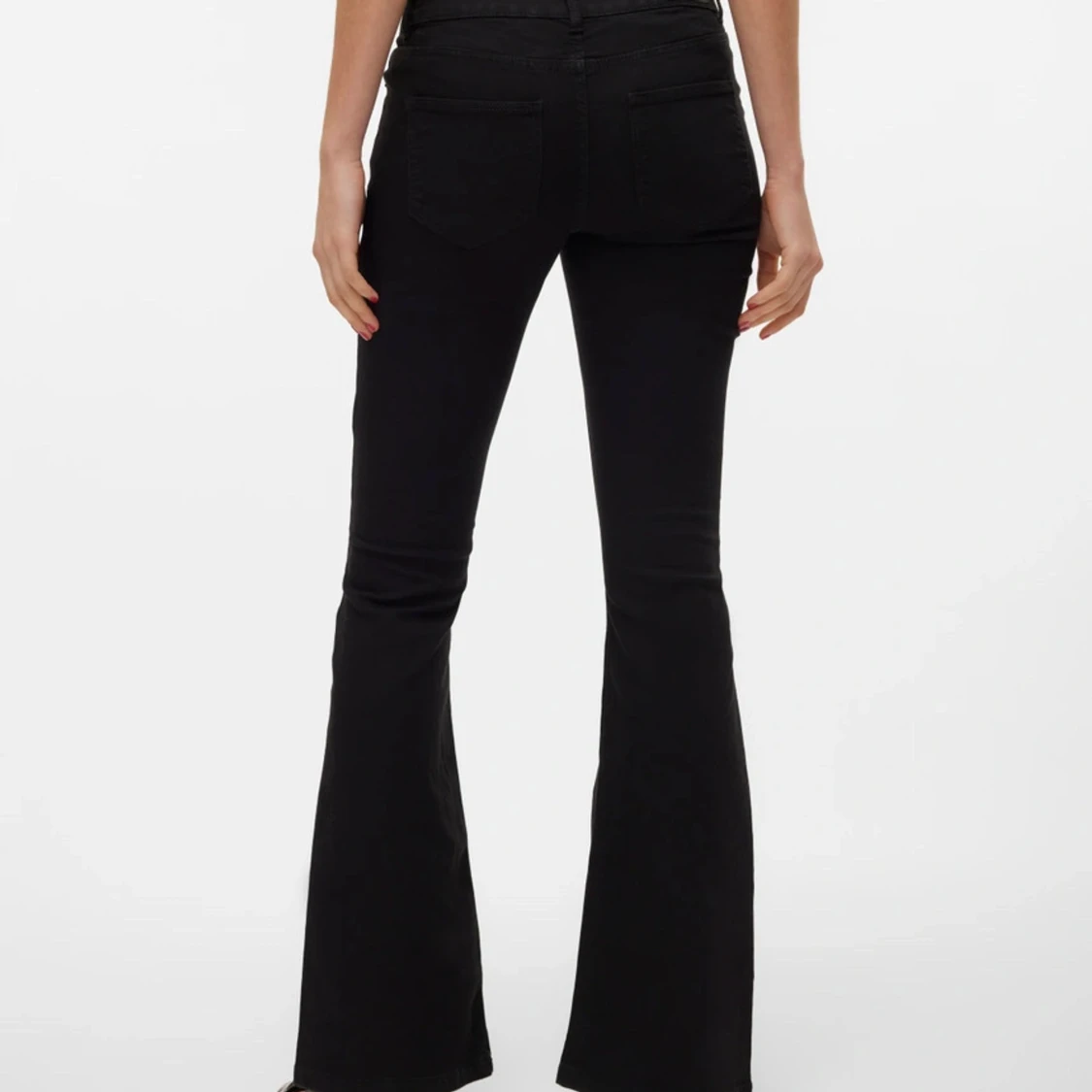 lågmidjade svarta jeans  - 90