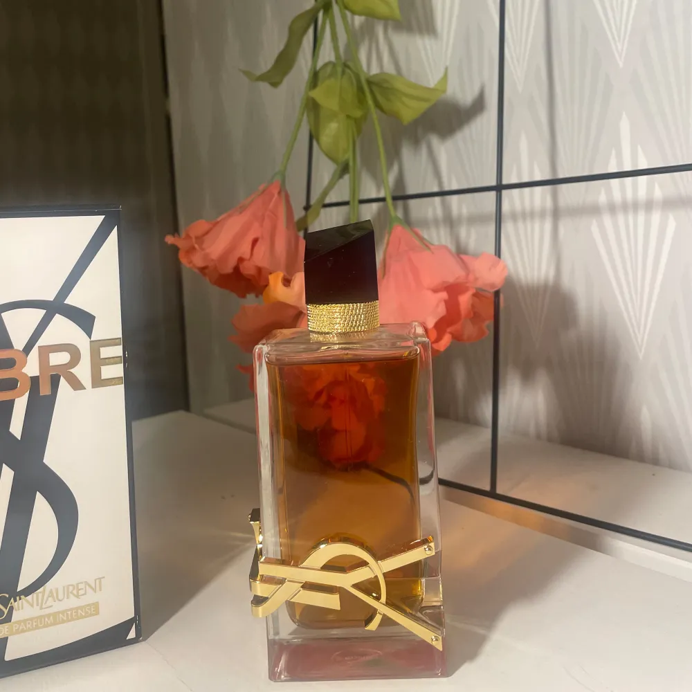 Den populära YSL Libre Intense EDP, 90ml. Nästan helt oanvänd. Kontakta innan köp. Säljer 800kr billigare än i butik . Skönhet.