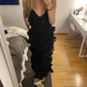 svart volangklänning na-kd - svart volangklänning från na-kd i nyskick!
