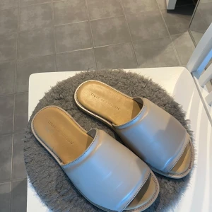 Tofflor tiger of sweden  - Storlek 42 däremot små i storleken snarare 40,5/41. Endast använda en gång säljer då de ej kommer till användning 