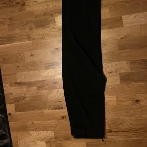 Kostymbyxor dam - Helt nya från na-kd, säljer de för att de är för stora och många för mig 