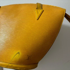 Äkta Louis Vuitton Saint Jacques Leather handbag - Säljer denna lite unika Luis Vuitton i läder med sammetstyg inuti. Vintage och inköpt på Bukowskis. I mycket fint skick men notera repor på framsidan vid sidan av loggan, därav det låga priset.
