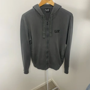 EA7 kofta  - Tjena! Säljer min EA7 kofta eftersom den inte passar mig längre. Den är i mycket bra skick 9/10. Det är bara att skriva om du har några frågor!😁