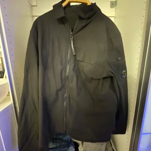Cp company jacka   - Säljer denna snygga cp Company jackan. Den är i storlek M. Inga defektar och väldigt fet. Skriv om det är något bekymmer😁 