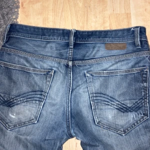 Vintage Tom tailor jeans - Asfeta vintage Tom Tailor jeans med skön wash och distressing Jag är 180 Finns två små hål i högra fickan