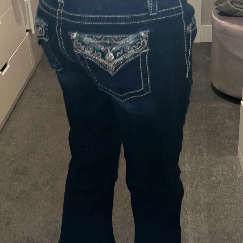 Säljer dessa supersnygga miss me jeans i strl 29 som motsvarar ungefär 38-40  då jag inte får någon användning för dom. Aldrig använda och inga defekter💕. Jeans & Byxor.