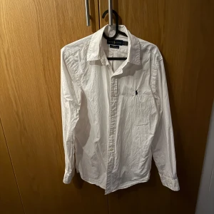 Ralph Laueen skjorta - Bra skick. Gammal men sällan använd eftersom den alltid varit lite för liten.