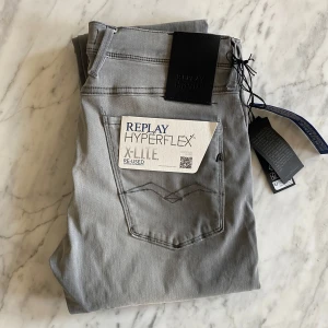 Replay anbass helt ny - Tja, säljer nu dessa riktigt snygga replay anbass hyperflex jeansen, de är helt nya med alla lappar kvar, storleken på dessa är 32/34  Hör av dig vid funderingar!