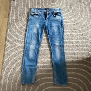 Blå jeans från Dsquared2 - Säljer ett par snygga blå jeans från Dsquared2. De har en klassisk femficksdesign och en cool, sliten look. Perfekta för både vardag och fest! 🕺