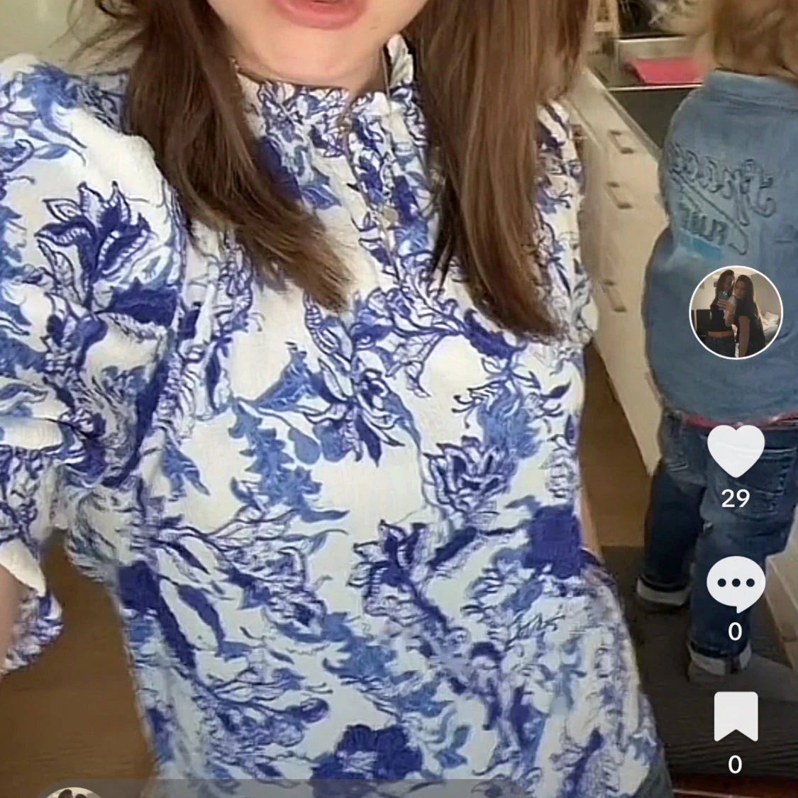 Blåvit blommig blus från Holly & Whyte - 91