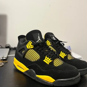 Air Jordan 4 Yellow Thunder - Air Jordan 4, har blivit använt flera gånger men har fortfarande glansen för att knäcka nacken😉