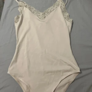 Body - Body med spets Använd fåtal gånger Jättefin men för liten för mig