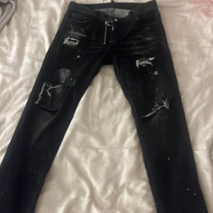 Dsquared2 jeans - Hej, jag säljer min killes Dsqared2 jeans köpte här från Plick för 4200kr men som var lite för små för honom. Vid snabb affär är priset förhandlingsbart!