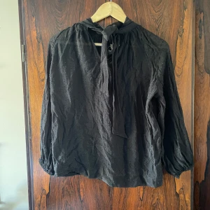 knytblus Day - Knytblus i prickigt material, aldrig använd. 