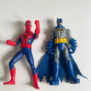 Spiderman och Batman actionfigurer - Två actionfigurer av Spiderman och Batman. Perfekt för lek eller samling. Marvel Spiderman for McDonalds. DC Comics Mattel.