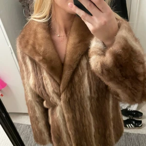 Äkta pälsjacka -  Äkta pälsjacka/kappa i jättefint skick. Innefodret är lite sönder men lätt att laga.