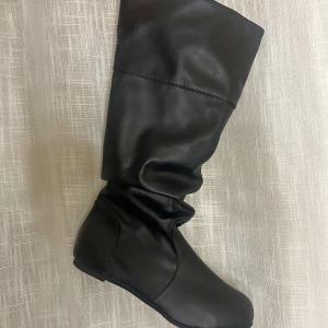 Stövlar - Snygga stövlar i nyskick 🤩storlek 42 men ganska små i storleken så passar nog även någon med 40-41💞