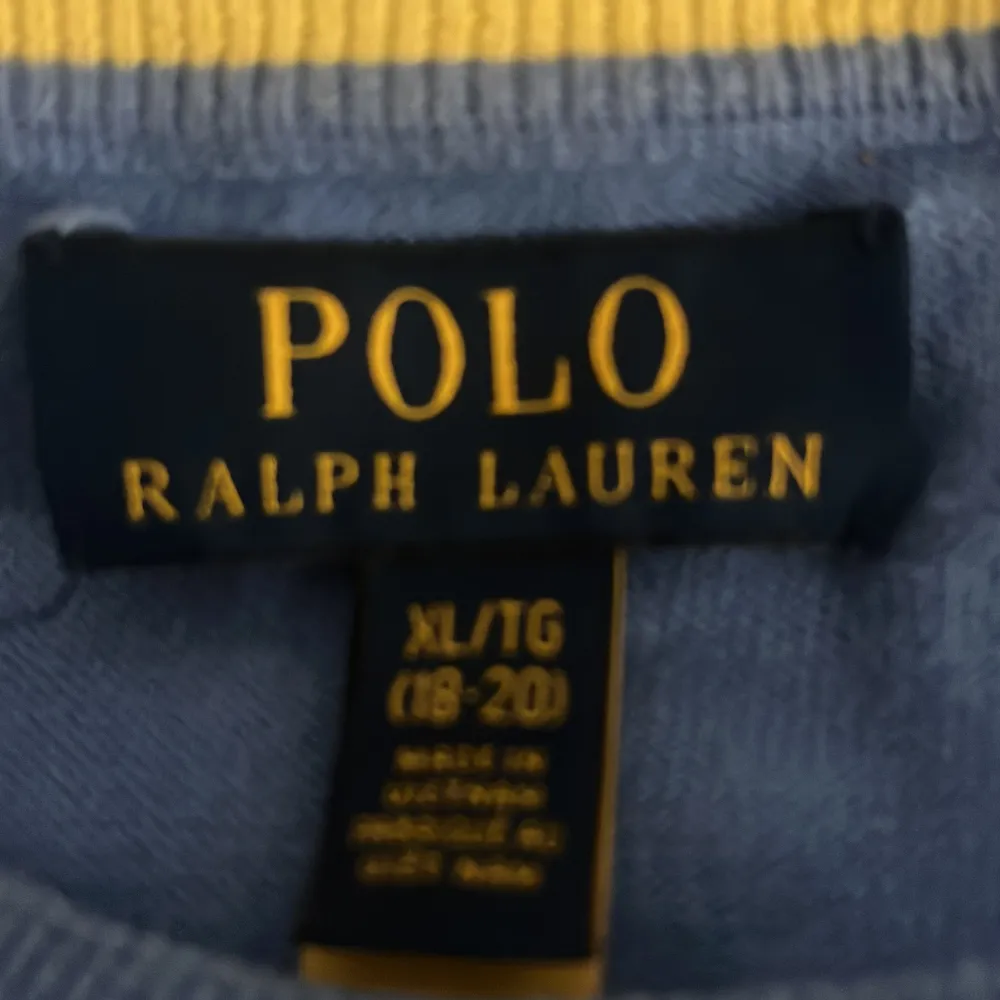 Jag säljer den fräscha Ralph lauren tröjan. Storlek 18-20 men passar s/xs. Tröjan har en liten fläck längs nere men inget märkbart. . Tröjor & Koftor.