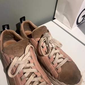 Supersnygga chloé sneakers (smutsiga men går att kemtvätta har gjort det innan och de ser som nya ut) storlek 38, nypris 4200kr. Pris kan diskuteras