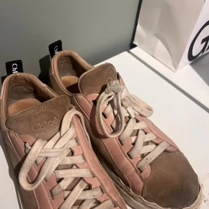 Chloé sneakers - Supersnygga chloé sneakers (smutsiga men går att kemtvätta har gjort det innan och de ser som nya ut) storlek 38, nypris 4200kr. Pris kan diskuteras