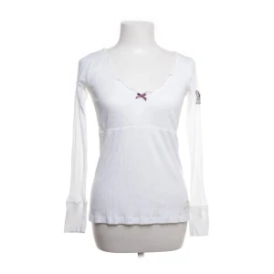 Odd Molly långärmad tröja - En super fin odd Molly långärmad tröja, som har en rosett fram till och spets runt urringningen. 