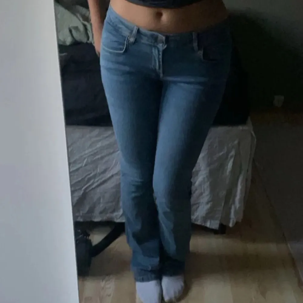 Säljer ett par snygga blå jeansbyxor i bootcut-stil. De  är lågmidjade. . Jeans & Byxor.