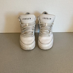 Vita Jordan Flight Origin 4  - Halvhöga Jordan sneakers i bra skick. Sparsamt använda.