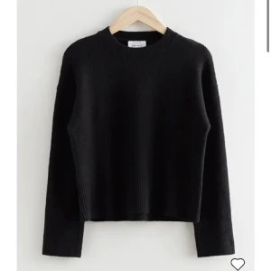 & Other Stories - Svart stickad tröja från other stories💗💗💗