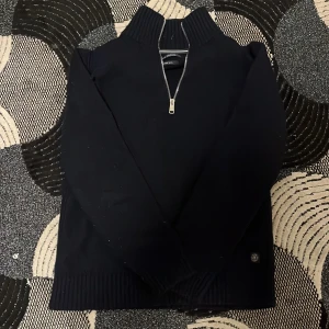 Mörkblå tröja - Storlek S i bra skick, inte använd 