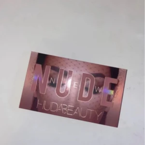 Hudabeauty palett - Jättefin sprillans ny ögonskuggspalett i nyskick. Aldrig använd. Jättefina färger men inget som jag haft någon nytta till🌹💄💋 (Nypris 899kr)