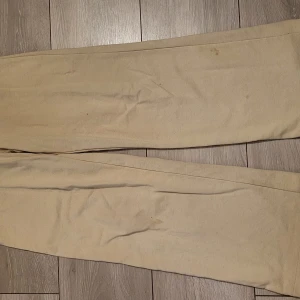 Beige byxor från H&M - Säljer ett par beige byxor från H&M i storlek 146. Perfekta för vardagsbruk och kan matchas med det mesta. Byxorna är i välanvänt skick med några mindre fläckar. Perfekt för höst och vår!