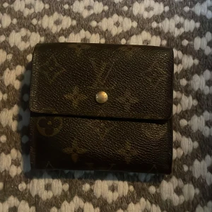 Louis Vuitton plånbok  - Tjena, säljer min Riktiga lv plonbok. Köpte den i rio de Janeiro för nästa 20 år sedan till min moster men hon ville inte använda den. Det är en limeted edition så den säljs inte längre. Riktigt bra kvalitet och inga skador. KAN GARANTER ÄKTIGHET. 