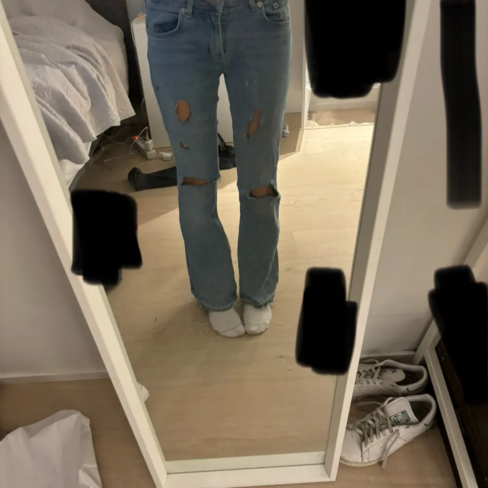 Ett par jätte snygga jeans som är blåa, low Waits bootcut och i storlek xs!!💕. Jeans & Byxor.