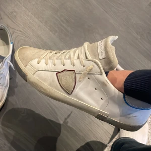 Philippe model skor - Säljer skorna för de ej passar längre, storlek 43 passar även 42 och 44. Skick 9/10. Jag tvättar dom innan jag skickar så dom blir 10/10. Billigast på marknaden för den här kvaliteten. Modellen på skorna är vintage och går inte att få tag på längre🔥
