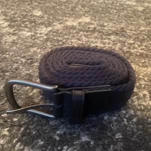 Flätat bälte - Säljer bältet eftersom jag har ett nytt. Köpte den för 150kr i storlek S (120cm).