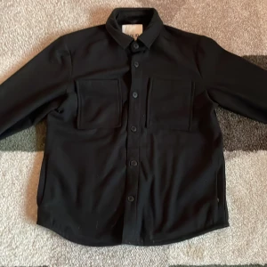 Overshirt  - En varm overshirt från ! Solid perfekt nu inför vintern.  Storlek M men passar S. Aldrig använd. Ny pris 900. Vid några frågor är de bara att skicka. 